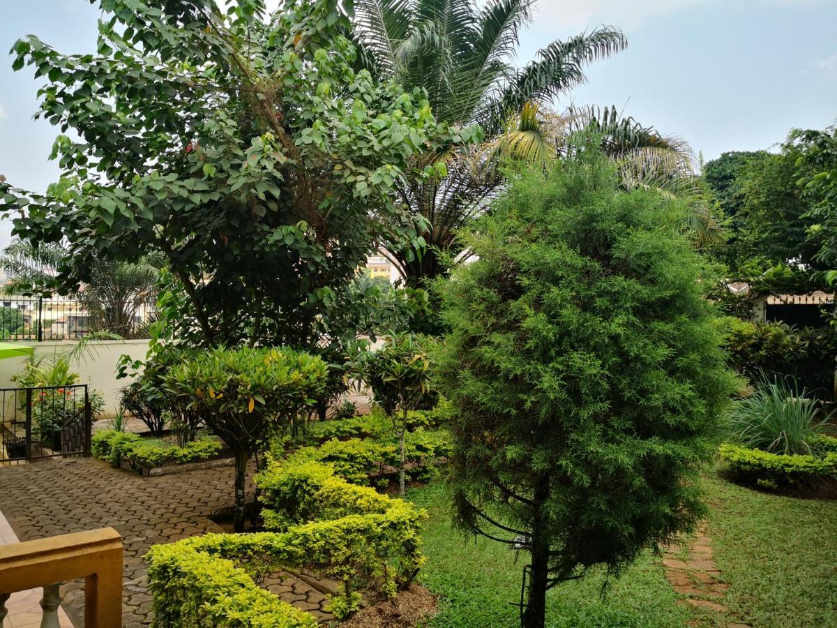 Tout Confort Avec Jardin Entree Bastos Yaoundé エクステリア 写真