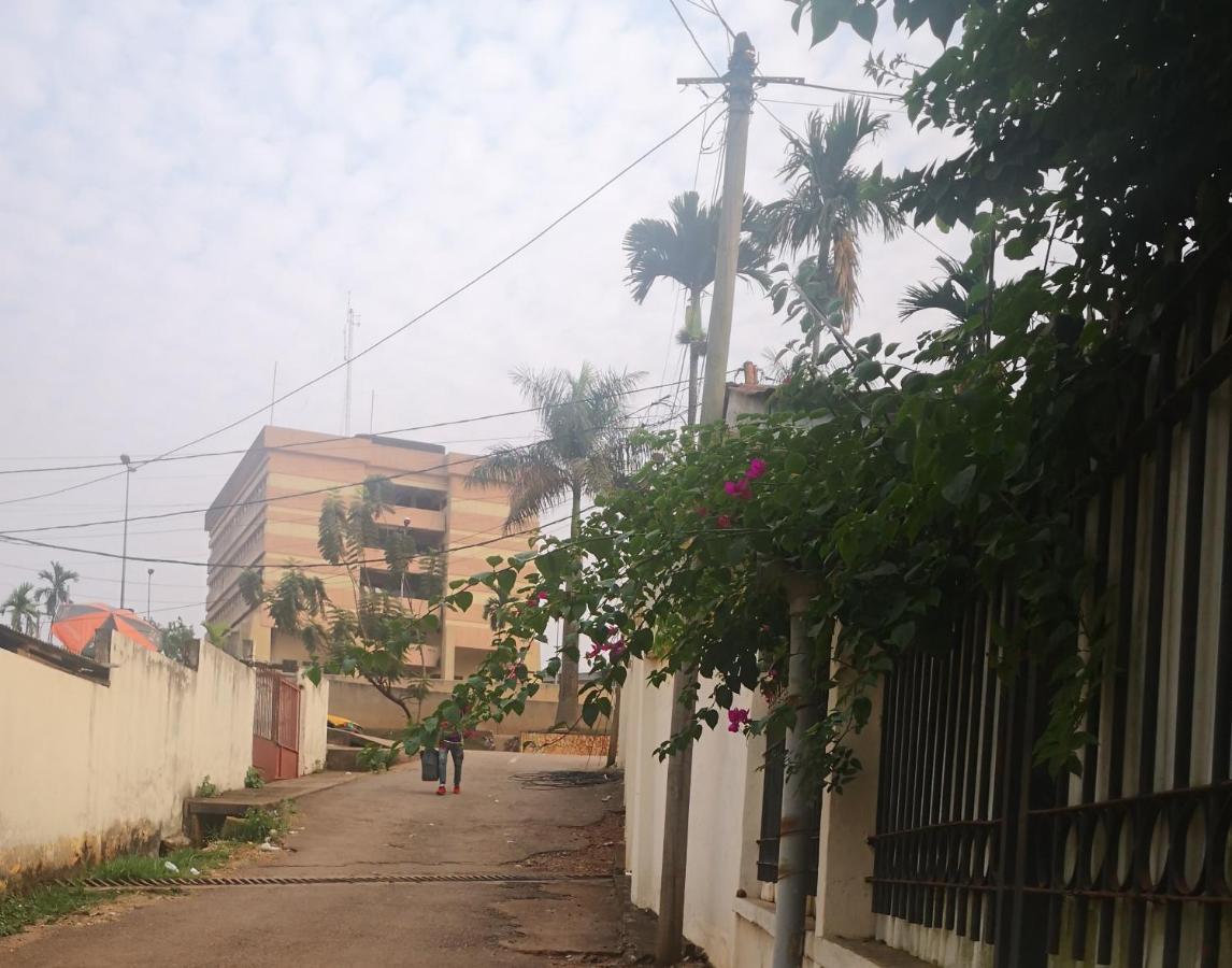 Tout Confort Avec Jardin Entree Bastos Yaoundé エクステリア 写真
