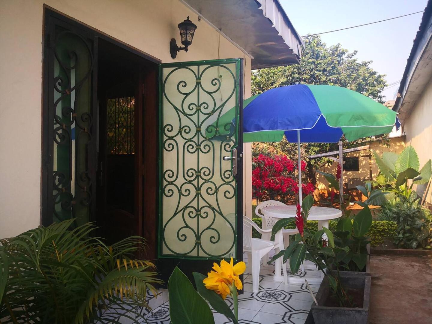 Tout Confort Avec Jardin Entree Bastos Yaoundé エクステリア 写真